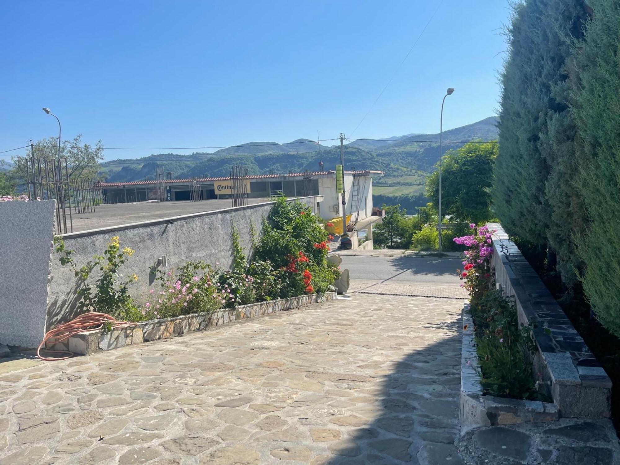 Hotel Latifi Gramsh Esterno foto