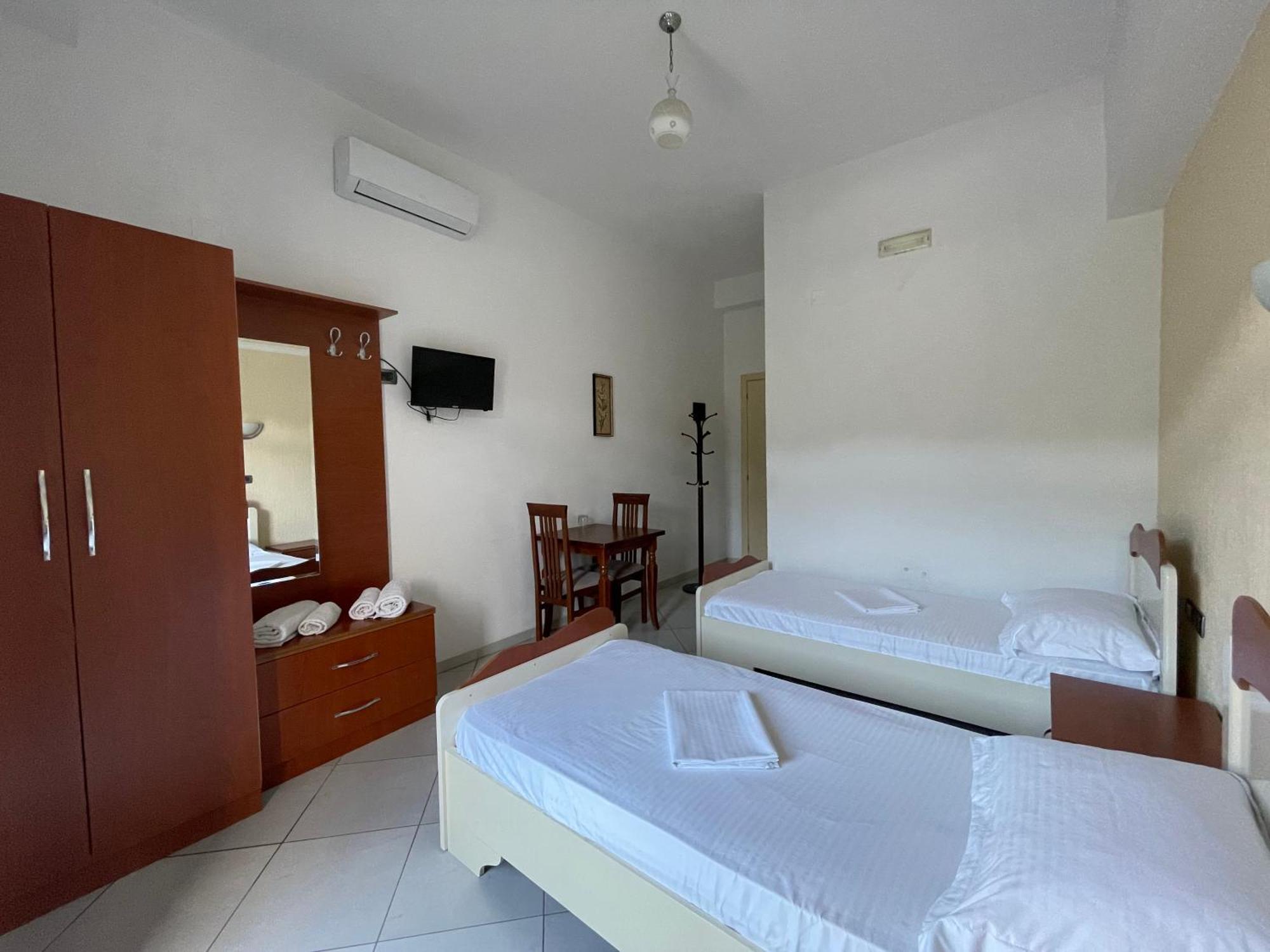 Hotel Latifi Gramsh Esterno foto