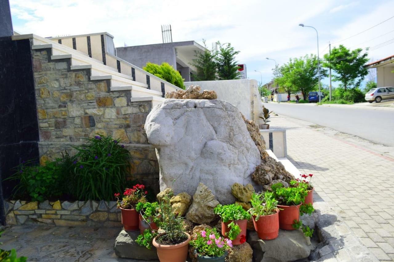 Hotel Latifi Gramsh Esterno foto
